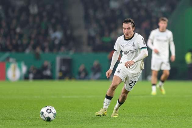 Mönchengladbach, Deutschland, 28.10.25: Rocco Reitz (Borussia Mönchengladbach) in Aktion am Ball, Einzelaktion waehrend des Spiels der DFB-Pokal 2. Runde zwischen Borussia Mönchengladbach vs Karlsruher SC im Stadion im Borussia Park Mönchengladbach Stadion im Borussia Park North Rhine-Westphalia Germany Copyright: xBrauer-Fotoagenturx xAdrianxSchlx
