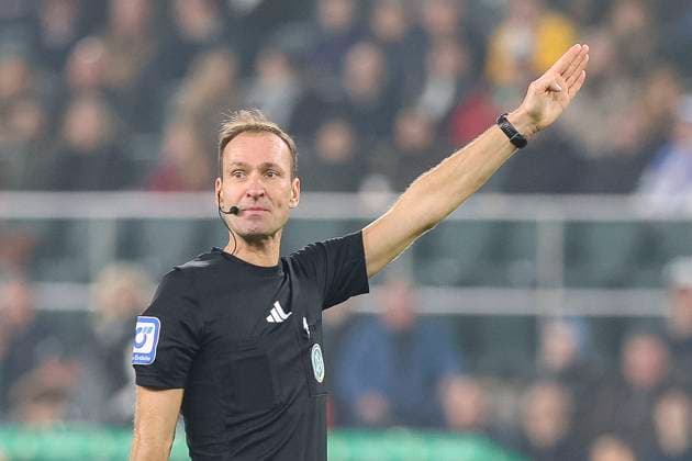 Mönchengladbach, Deutschland, 28.10.25: Schiedsrichter Bastian Dankert. gestikuliert, Gestik waehrend des Spiels der DFB-Pokal 2. Runde zwischen Borussia Mönchengladbach vs Karlsruher SC im Stadion im Borussia Park Mönchengladbach Stadion im Borussia Park North Rhine-Westphalia Germany Copyright: xBrauer-Fotoagenturx xAdrianxSchlx