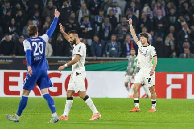 Mönchengladbach, Deutschland, 28.10.25: Philipp Sander (Borussia Mönchengladbach) gestikuliert, Gestik waehrend des Spiels der DFB-Pokal 2. Runde zwischen Borussia Mönchengladbach vs Karlsruher SC im Stadion im Borussia Park Mönchengladbach Stadion im Borussia Park North Rhine-Westphalia Germany Copyright: xBrauer-Fotoagenturx xAdrianxSchlx