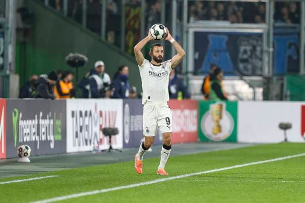 Mönchengladbach, Deutschland, 28.10.25: Franck Honorat (Borussia Mönchengladbach) hat den Ball in der Hand waehrend des Spiels der DFB-Pokal 2. Runde zwischen Borussia Mönchengladbach vs Karlsruher SC im Stadion im Borussia Park Mönchengladbach Stadion im Borussia Park North Rhine-Westphalia Germany Copyright: xBrauer-Fotoagenturx xAdrianxSchlx