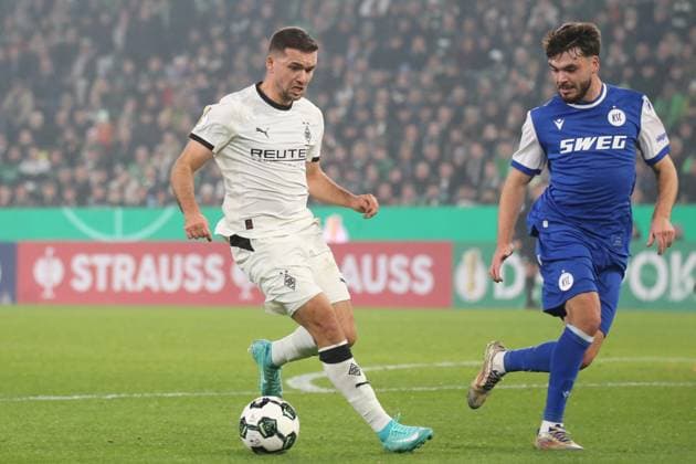 Mönchengladbach, Deutschland 28. Oktober 2025: DFB Pokal - 2025 2026 - Borussia Mönchengladbach vs. Karlsruher SC Im Bild: v. li. im Zweikampf Kevin Stöger Stoeger (BMG) und Lilian Egloff (KSC) DFB regulations prohibit any use of photographs as image sequences and or quasi-video. Borussia Park Nordrhein Westfalen Copyright: xFotostandx xvanxderxVeldenx