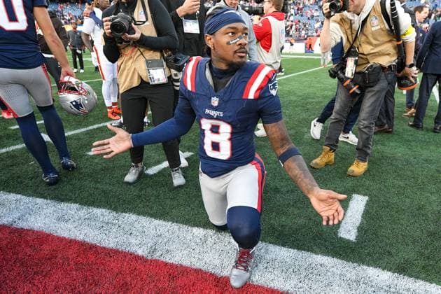 October 26, 2025; Foxborough, Massachusetts, USA; New England Patriots wide receiver Stefon Diggs (8) kneels before praying after the game between the Cleveland Browns and the New England Patriots at Gillette Stadium, in Foxborough, Massachusetts. CSM Foxborough United States of America - ZUMAc04_ 20251026_zma_c04_631 Copyright: xEricaxDenhoffx