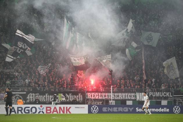 Mönchengladbach, Deutschland 28. Oktober 2025: DFB Pokal - 2025 2026 - Borussia Mönchengladbach vs. Karlsruher SC Im Bild: Fans von Borussia Mönchengladbach zünden Pyro DFB regulations prohibit any use of photographs as image sequences and or quasi-video. Borussia Park Nordrhein Westfalen Copyright: xFotostandx xvanxderxVeldenx