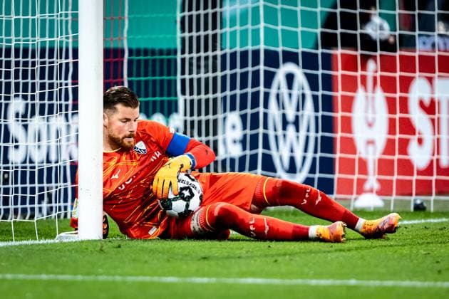 Fussball, Saison 2025 2026, DFB-Pokal, WWK-Arena Augsburg, 2. Runde, FC Augsburg - VfL Bochum, 28.10.2025 28.10.2025, Fussball, Saison 2025 2026, DFB-Pokal, WWK-Arena Augsburg, 2. Runde, FC Augsburg - VfL Bochum, Hält die Null fest. 1 Timo Horn (VfL Bochum) Foto: Lucca Fundel Augsburg WWK-Arena Bayern Deutschland