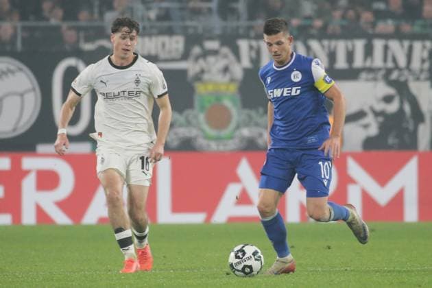 Mönchengladbach, Deutschland 28. Oktober 2025: DFB Pokal - 2025 2026 - Borussia Mönchengladbach vs. Karlsruher SC Im Bild: v. li. im Zweikampf Philipp Sander (BMG) und Marvin Wanitzek (KSC) DFB regulations prohibit any use of photographs as image sequences and or quasi-video. Borussia Park Nordrhein Westfalen Copyright: xFotostandx xvanxderxVeldenx