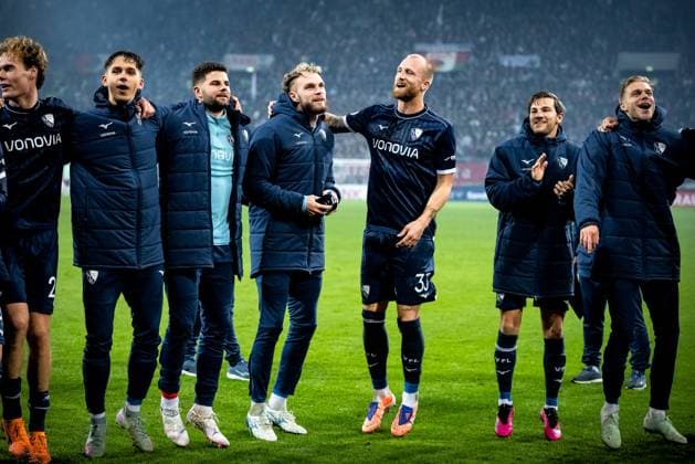 Fussball, Saison 2025 2026, DFB-Pokal, WWK-Arena Augsburg, 2. Runde, FC Augsburg - VfL Bochum, 28.10.2025 28.10.2025, Fussball, Saison 2025 2026, DFB-Pokal, WWK-Arena Augsburg, 2. Runde, FC Augsburg - VfL Bochum, Jubel Emotionen Freude beim VfL Bochum nach Spielende. v.l. ?, 22 Niclas Thiede (VfL Bochum), 3 Philipp Strompf (VfL Bochum), 33 Philipp Hofmann (VfL Bochum), 26 Romario Rösch (VfL Bochum) Foto: Lucca Fundel Augsburg WWK-Arena Bayern Deutschland