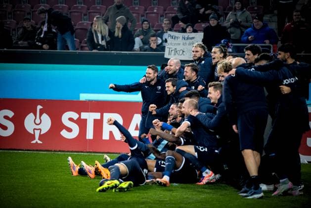 Fussball, Saison 2025 2026, DFB-Pokal, WWK-Arena Augsburg, 2. Runde, FC Augsburg - VfL Bochum, 28.10.2025 28.10.2025, Fussball, Saison 2025 2026, DFB-Pokal, WWK-Arena Augsburg, 2. Runde, FC Augsburg - VfL Bochum, Jubel Emotionen Freude beim VfL Bochum nach Spielende. Team Mannschaft VfL Bochum Foto: Lucca Fundel Augsburg WWK-Arena Bayern Deutschland