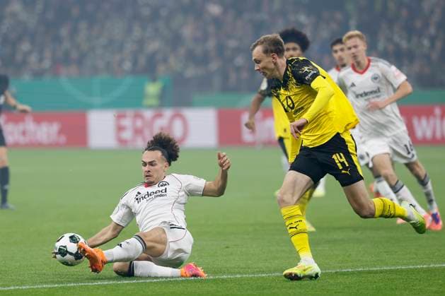 v.l. Arthur Theate (Eintracht Frankfurt, 3) und Maximilian Beier (Borussia Dortmund, 14), 28.10.2025, Fussball, DFB-Pokal, Eintracht Frankfurt - Borussia Dortmund, GER, Frankfurt am Main, Deutsche Bank Park, DFB REGULATIONS PROHIBIT ANY USE OF PHOTOGRAPHS AS IMAGE SEQUENCES AND OR QUASI-VIDEO. Copyright: HMBxMedia xHeikoxBecker