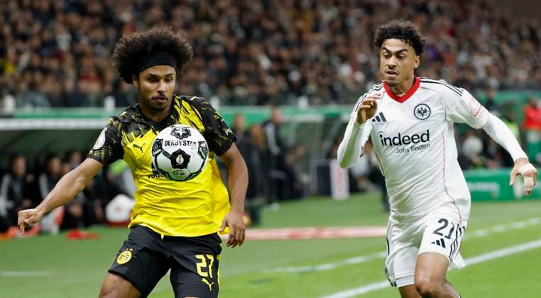 v.l. Zweikampf zwischen: Karim Adeyemi (Borussia Dortmund, 27) und Nathaniel Brown (Eintracht Frankfurt, 21), 28.10.2025, Fussball, DFB-Pokal, Eintracht Frankfurt - Borussia Dortmund, GER, Frankfurt am Main, Deutsche Bank Park, DFB REGULATIONS PROHIBIT ANY USE OF PHOTOGRAPHS AS IMAGE SEQUENCES AND OR QUASI-VIDEO. Copyright: HMBxMedia xHeikoxBecker