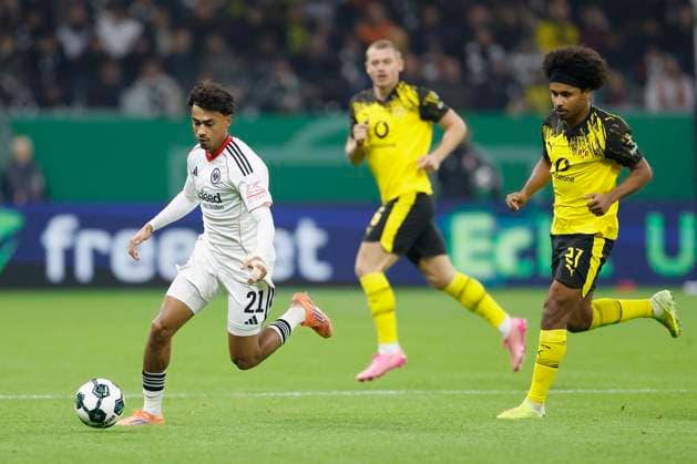 v.l. Nathaniel Brown (Eintracht Frankfurt, 21) und Karim Adeyemi (Borussia Dortmund, 27), 28.10.2025, Fussball, DFB-Pokal, Eintracht Frankfurt - Borussia Dortmund, GER, Frankfurt am Main, Deutsche Bank Park, DFB REGULATIONS PROHIBIT ANY USE OF PHOTOGRAPHS AS IMAGE SEQUENCES AND OR QUASI-VIDEO. Copyright: HMBxMedia xHeikoxBecker