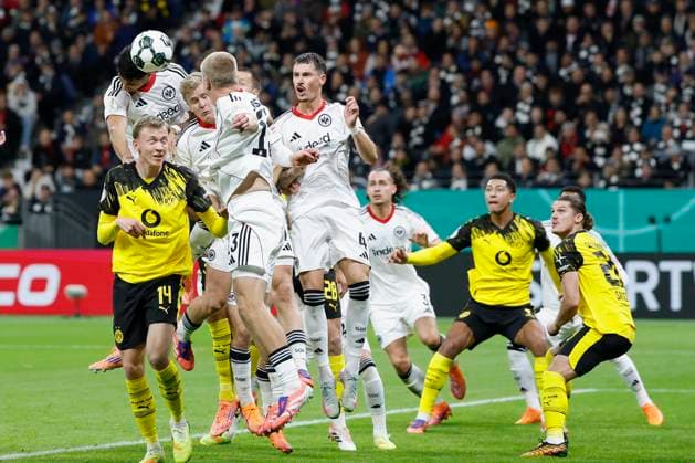 v.l. Fares Chaibi (Eintracht Frankfurt, 8) klaert gegen Maximilian Beier (Borussia Dortmund, 14), 28.10.2025, Fussball, DFB-Pokal, Eintracht Frankfurt - Borussia Dortmund, GER, Frankfurt am Main, Deutsche Bank Park, DFB REGULATIONS PROHIBIT ANY USE OF PHOTOGRAPHS AS IMAGE SEQUENCES AND OR QUASI-VIDEO. Copyright: HMBxMedia xHeikoxBecker