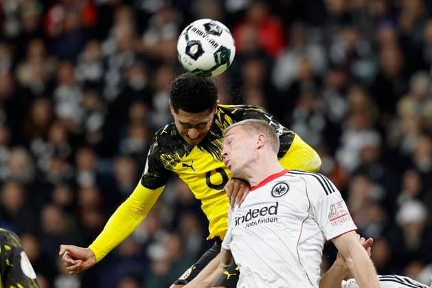 v.l. Jobe Bellingham (Borussia Dortmund, 7) und Rasmus Kristensen (Eintracht Frankfurt, 13) 28.10.2025, Fussball, DFB-Pokal, Eintracht Frankfurt - Borussia Dortmund, GER, Frankfurt am Main, Deutsche Bank Park, DFB REGULATIONS PROHIBIT ANY USE OF PHOTOGRAPHS AS IMAGE SEQUENCES AND OR QUASI-VIDEO. Copyright: HMBxMedia xHeikoxBecker