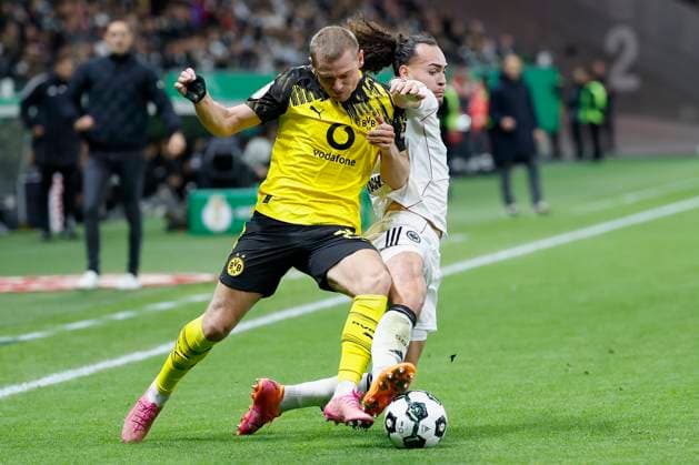 v.l. Julian Ryerson (Borussia Dortmund, 26) und Arthur Theate (Eintracht Frankfurt, 3), 28.10.2025, Fussball, DFB-Pokal, Eintracht Frankfurt - Borussia Dortmund, GER, Frankfurt am Main, Deutsche Bank Park, DFB REGULATIONS PROHIBIT ANY USE OF PHOTOGRAPHS AS IMAGE SEQUENCES AND OR QUASI-VIDEO. Copyright: HMBxMedia xHeikoxBecker