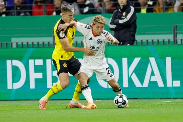 v.l. Nico Schlotterbeck (Borussia Dortmund, 4) und Ritsu Doan (Eintracht Frankfurt, 20), 28.10.2025, Fussball, DFB-Pokal, Eintracht Frankfurt - Borussia Dortmund, GER, Frankfurt am Main, Deutsche Bank Park, DFB REGULATIONS PROHIBIT ANY USE OF PHOTOGRAPHS AS IMAGE SEQUENCES AND OR QUASI-VIDEO. Copyright: HMBxMedia xHeikoxBecker