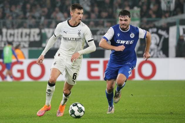 Mönchengladbach, Deutschland 28. Oktober 2025: DFB Pokal - 2025 2026 - Borussia Mönchengladbach vs. Karlsruher SC Im Bild: v. li. im Zweikampf Yannik Engelhardt (BMG) und Lilian Egloff (KSC) DFB regulations prohibit any use of photographs as image sequences and or quasi-video. Borussia Park Nordrhein Westfalen Copyright: xFotostandx xvanxderxVeldenx