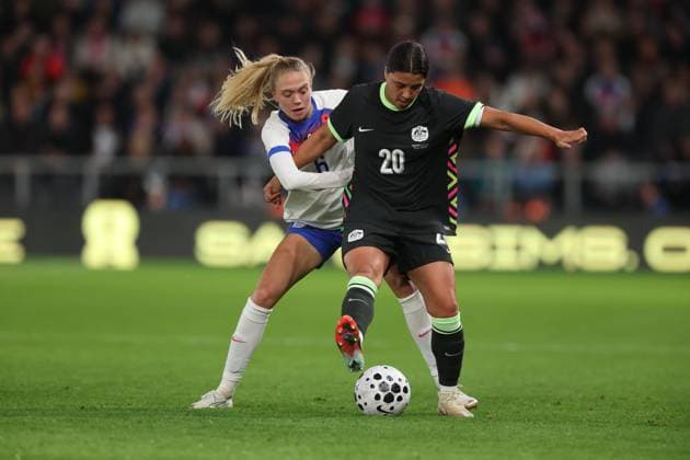 Esme Morgan of England and Samantha Kerr of Australia England Women v Australia Women, International Friendly, Länderspiel, Nationalmannschaft Football, Pride Park, Derby, UK - 28 Oct 2025Derby Pride Park United Kingdom EDITORIAL USE ONLY No use with unauthorised audio, video, data, fixture lists, club league logos or live services. Online in-match use limited to 120 images, no video emulation. No use in betting, games or single club league player publications.  Copyright: xRyanxBrowne Shutterstockx 15623658cj
