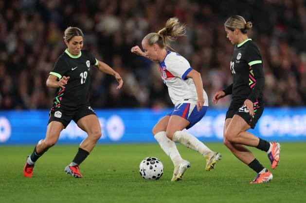 Katrina Gorry of Australia, Beth Mead of England and Kyra Cooney-Cross of Australia England Women v Australia Women, International Friendly, Länderspiel, Nationalmannschaft Football, Pride Park, Derby, UK - 28 Oct 2025Derby Pride Park United Kingdom EDITORIAL USE ONLY No use with unauthorised audio, video, data, fixture lists, club league logos or live services. Online in-match use limited to 120 images, no video emulation. No use in betting, games or single club league player publications.  Copyright: xRyanxBrowne Shutterstockx 15623658cu