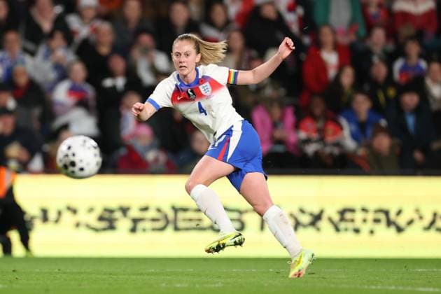Keira Walsh of England England Women v Australia Women, International Friendly, Länderspiel, Nationalmannschaft Football, Pride Park, Derby, UK - 28 Oct 2025Derby Pride Park United Kingdom EDITORIAL USE ONLY No use with unauthorised audio, video, data, fixture lists, club league logos or live services. Online in-match use limited to 120 images, no video emulation. No use in betting, games or single club league player publications.  Copyright: xRyanxBrowne Shutterstockx 15623658dc