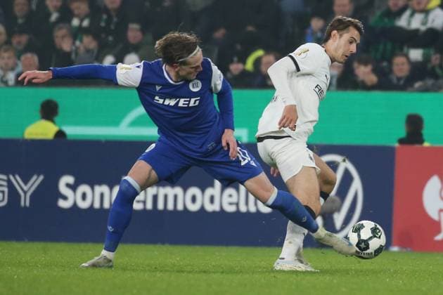 Mönchengladbach, Deutschland 28. Oktober 2025: DFB Pokal - 2025 2026 - Borussia Mönchengladbach vs. Karlsruher SC Im Bild: v. li. im Zweikampf David Herold (KSC) und Florian Neuhaus (BMG) DFB regulations prohibit any use of photographs as image sequences and or quasi-video. Borussia Park Nordrhein Westfalen Copyright: xFotostandx xvanxderxVeldenx