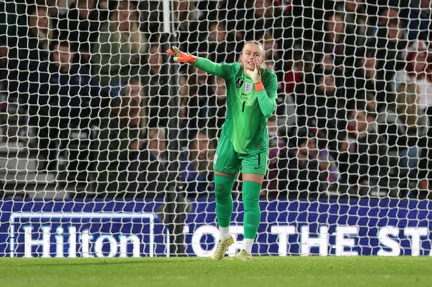 Hannah Hampton of England England Women v Australia Women, International Friendly, Länderspiel, Nationalmannschaft Football, Pride Park, Derby, UK - 28 Oct 2025Derby Pride Park United Kingdom EDITORIAL USE ONLY No use with unauthorised audio, video, data, fixture lists, club league logos or live services. Online in-match use limited to 120 images, no video emulation. No use in betting, games or single club league player publications.  Copyright: xRyanxBrowne Shutterstockx 15623658dl