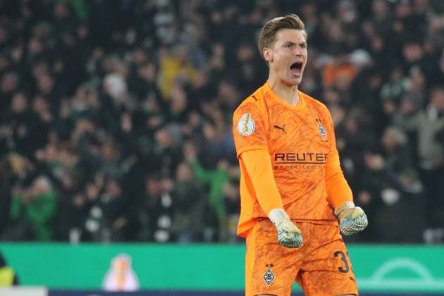 Mönchengladbach, Deutschland 28. Oktober 2025: DFB Pokal - 2025 2026 - Borussia Mönchengladbach vs. Karlsruher SC Im Bild: Torhüter Moritz Nicolas (BMG) jubelt nach dem Tor zum 2:0 DFB regulations prohibit any use of photographs as image sequences and or quasi-video. Borussia Park Nordrhein Westfalen Copyright: xFotostandx xvanxderxVeldenx