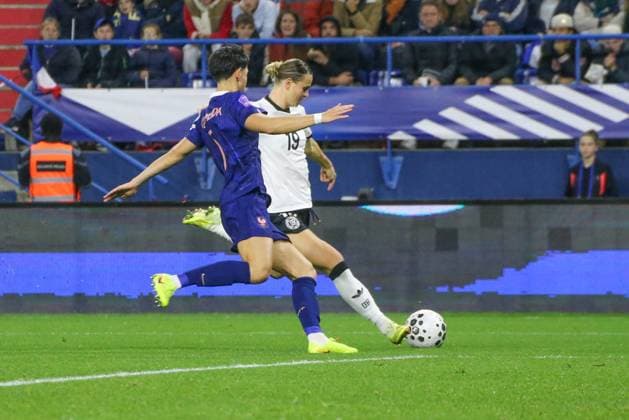 28.10.2025, xgrfx, Fussball UEFA Women s Nations League Halbfinale , Frankreich - Deutschland v.l. Tor, Klara Bühl (Deutsche Frauennationalmannschaft) (DFL DFB REGULATIONS PROHIBIT ANY USE OF PHOTOGRAPHS as IMAGE SEQUENCES and or QUASI-VIDEO) Caen