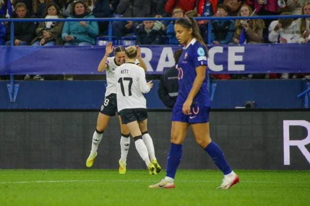 28.10.2025, xgrfx, Fussball UEFA Women s Nations League Halbfinale , Frankreich - Deutschland v.l. Tor, Klara Bühl (Deutsche Frauennationalmannschaft) (DFL DFB REGULATIONS PROHIBIT ANY USE OF PHOTOGRAPHS as IMAGE SEQUENCES and or QUASI-VIDEO) Caen