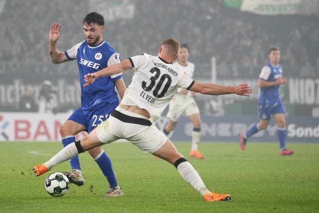 Mönchengladbach, Deutschland 28. Oktober 2025: DFB Pokal - 2025 2026 - Borussia Mönchengladbach vs. Karlsruher SC Im Bild: v. li. im Zweikampf Lilian Egloff (KSC) und Nico Elvedi (BMG) DFB regulations prohibit any use of photographs as image sequences and or quasi-video. Borussia Park Nordrhein Westfalen Copyright: xFotostandx xvanxderxVeldenx