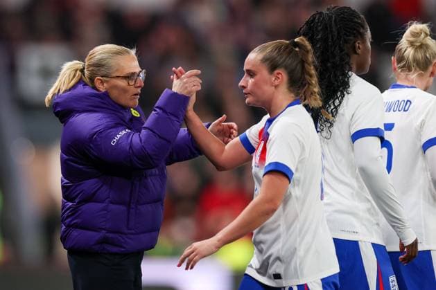 Sarina Wiegman coach of England and Ella Toone of England England Women v Australia Women, International Friendly, Länderspiel, Nationalmannschaft Football, Pride Park, Derby, UK - 28 Oct 2025Derby Pride Park United Kingdom EDITORIAL USE ONLY No use with unauthorised audio, video, data, fixture lists, club league logos or live services. Online in-match use limited to 120 images, no video emulation. No use in betting, games or single club league player publications.  Copyright: xRyanxBrowne Shutterstockx 15623658dy