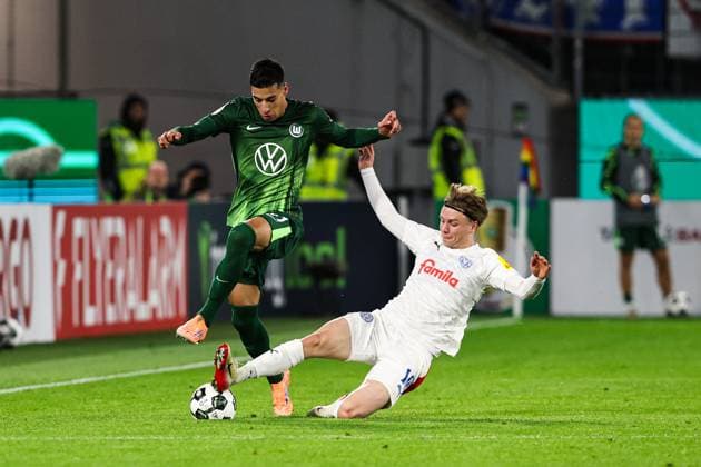 Adam Daghim (VfL Wolfsburg,11) gegen Jonas Therkelsen (Holstein Kiel,10) - 2. Runde DFB Pokal Saison 2025-2026 VfL Wolfsburg vs. Holstein Kiel in der Volkswagen Arena in Wolfsburg - Aktion,Fussball,Deutschland,Mann,Männer,28.10.2025