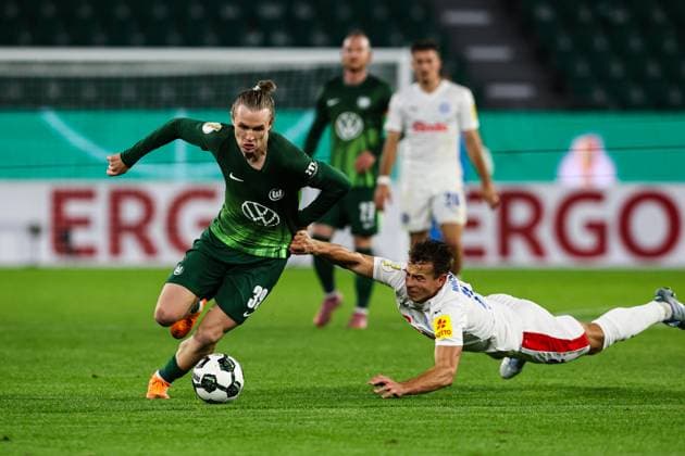 Patrick Wimmer (VfL Wolfsburg,39) gegen Stefan Schwab (Holstein Kiel,22) - 2. Runde DFB Pokal Saison 2025-2026 VfL Wolfsburg vs. Holstein Kiel in der Volkswagen Arena in Wolfsburg - Aktion,Fussball,Deutschland,Mann,Männer,28.10.2025