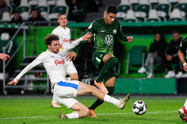 Adam Daghim (VfL Wolfsburg,11) gegen Magnus Knudsen (Holstein Kiel,24) - 2. Runde DFB Pokal Saison 2025-2026 VfL Wolfsburg vs. Holstein Kiel in der Volkswagen Arena in Wolfsburg - Aktion,Fussball,Deutschland,Mann,Männer,28.10.2025