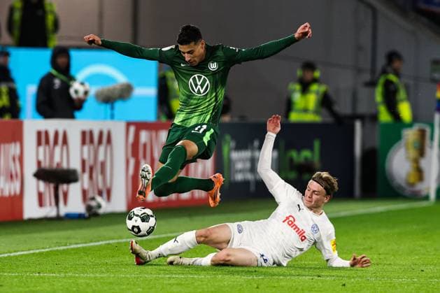 Adam Daghim (VfL Wolfsburg,11) gegen Jonas Therkelsen (Holstein Kiel,10) - 2. Runde DFB Pokal Saison 2025-2026 VfL Wolfsburg vs. Holstein Kiel in der Volkswagen Arena in Wolfsburg - Aktion,Fussball,Deutschland,Mann,Männer,28.10.2025