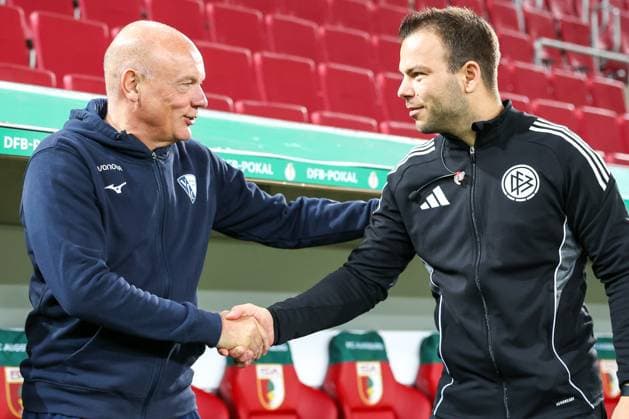 Chef-Trainer Uwe Roesler (VfL Bochum), links, begruesst den vierten Offiziellen, Wolfgang Haslberger, FC Augsburg vs. VfL Bochum 1848, Fussball, Maenner, DFL, DFB-Pokal, Saison 2025 2026, WWK Arena, Zweite Runde, 28.10.2025 Augsburg Bayern Deutschland