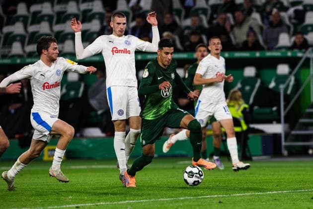 Adam Daghim (VfL Wolfsburg,11) gegen David Zec (Holstein Kiel,26) - 2. Runde DFB Pokal Saison 2025-2026 VfL Wolfsburg vs. Holstein Kiel in der Volkswagen Arena in Wolfsburg - Aktion,Fussball,Deutschland,Mann,Männer,28.10.2025
