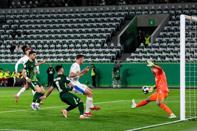 Mohamed Amoura (VfL Wolfsburg,9) gegen Torwart Timon Weiner (Holstein Kiel,1) - 2. Runde DFB Pokal Saison 2025-2026 VfL Wolfsburg vs. Holstein Kiel in der Volkswagen Arena in Wolfsburg - Aktion,Fussball,Deutschland,Mann,Männer,28.10.2025