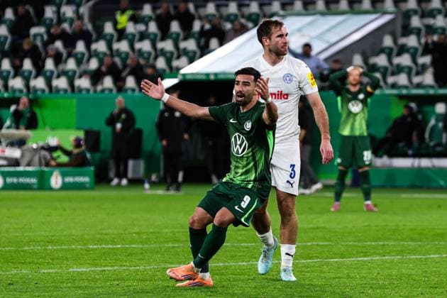Mohamed Amoura (VfL Wolfsburg,9) und Marco Komenda (Holstein Kiel,3) - 2. Runde DFB Pokal Saison 2025-2026 VfL Wolfsburg vs. Holstein Kiel in der Volkswagen Arena in Wolfsburg - Aktion,Fussball,Deutschland,Mann,Männer,28.10.2025