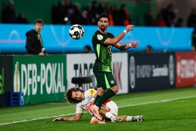 Mohamed Amoura (VfL Wolfsburg,9) gegen John Tolkin (Holstein Kiel,47) - 2. Runde DFB Pokal Saison 2025-2026 VfL Wolfsburg vs. Holstein Kiel in der Volkswagen Arena in Wolfsburg - Aktion,Fussball,Deutschland,Mann,Männer,28.10.2025