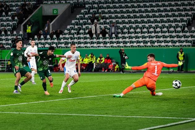 Mohamed Amoura (VfL Wolfsburg,9) trifft gegen Torwart Timon Weiner (Holstein Kiel,1) zum 1-1, das Tor wird nicht gegeben - 2. Runde DFB Pokal Saison 2025-2026 VfL Wolfsburg vs. Holstein Kiel in der Volkswagen Arena in Wolfsburg - Aktion,Fussball,Deutschland,Mann,Männer,28.10.2025