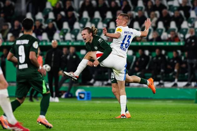 Patrick Wimmer (VfL Wolfsburg,39) gegen Ivan Nekic (Holstein Kiel,13) - 2. Runde DFB Pokal Saison 2025-2026 VfL Wolfsburg vs. Holstein Kiel in der Volkswagen Arena in Wolfsburg - Aktion,Fussball,Deutschland,Mann,Männer,28.10.2025