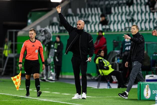 Trainer Paul Simonis (VfL Wolfsburg) - 2. Runde DFB Pokal Saison 2025-2026 VfL Wolfsburg vs. Holstein Kiel in der Volkswagen Arena in Wolfsburg - Fussball,Deutschland,Mann,Männer,28.10.2025