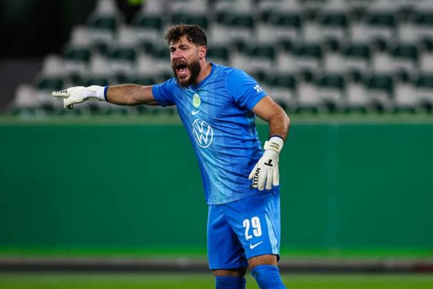 Torwart Marius Mueller Müller (VfL Wolfsburg,29) - 2. Runde DFB Pokal Saison 2025-2026 VfL Wolfsburg vs. Holstein Kiel in der Volkswagen Arena in Wolfsburg - Einzelbild,Aktion,Fussball,Deutschland,Mann,Männer,28.10.2025