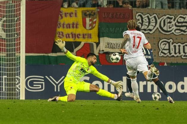 Nediljko Labrovic 22 (FC Augsburg), links, vereitelt eine Grosschance durch Moritz-Broni Kwarteng 11 (VfL Bochum), Kristijan Jakic 17 (FC Augsburg) dahinter, FC Augsburg vs. VfL Bochum 1848, Fussball, Maenner, DFL, DFB-Pokal, Saison 2025 2026, WWK Arena, Zweite Runde, 28.10.2025 Augsburg Bayern Deutschland