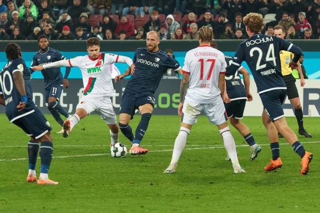 Elvis Rexhbecaj 8 (FC Augsburg), links, und Philipp Hofmann 33 (VfL Bochum) im Zweikampf um den Ball, mit Kristijan Jakic 17 (FC Augsburg) und Mats Pannewig 24 (VfL Bochum) sowie Michael Obafemi 10 (VfL Bochum), FC Augsburg vs. VfL Bochum 1848, Fussball, Maenner, DFL, DFB-Pokal, Saison 2025 2026, WWK Arena, Zweite Runde, 28.10.2025 Augsburg Bayern Deutschland