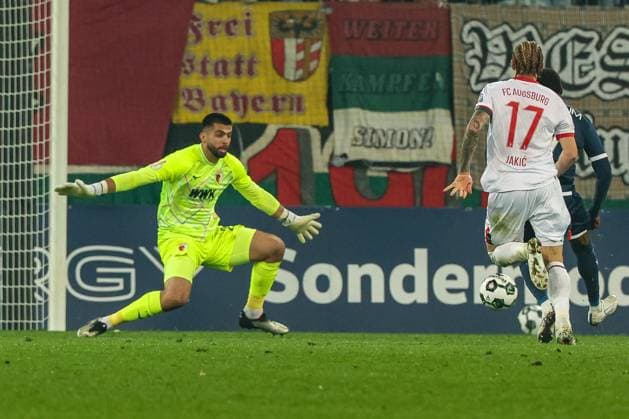Nediljko Labrovic 22 (FC Augsburg), links, vereitelt eine Grosschance durch Moritz-Broni Kwarteng 11 (VfL Bochum), Kristijan Jakic 17 (FC Augsburg) dahinter, FC Augsburg vs. VfL Bochum 1848, Fussball, Maenner, DFL, DFB-Pokal, Saison 2025 2026, WWK Arena, Zweite Runde, 28.10.2025 Augsburg Bayern Deutschland