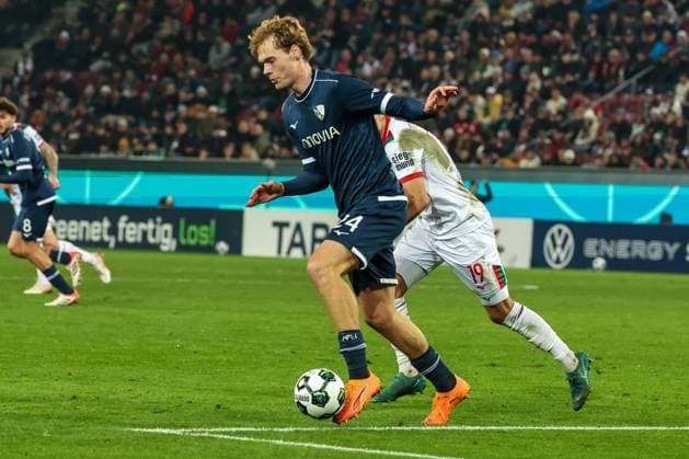 Mats Pannewig 24 (VfL Bochum) in Aktion gegen Robin Fellhauer 19 (FC Augsburg), FC Augsburg vs. VfL Bochum 1848, Fussball, Maenner, DFL, DFB-Pokal, Saison 2025 2026, WWK Arena, Zweite Runde, 28.10.2025 Augsburg Bayern Deutschland