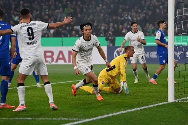 Shuto MACHINO (MG) Jubel, jubeln, Freude, cheers, nach seinem Tor zum 1-0, Fussball, DFB Pokal, 2. Hauptrunde, Borussia Moenchengladbach (MG) - Karlsruher SC (KA) 3-1 am 28.10.2025 im Borussiapark Moenchengladbach Deutschland. DFL regulations prohibit any use of photographs as image sequences and or quasi-video Â