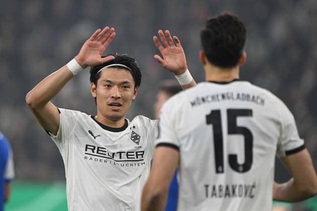 Shuto MACHINO (MG) und Haris TABAKOVIC (MG) Gestik, gestikuliert, Fussball, DFB Pokal, 2. Hauptrunde, Borussia Moenchengladbach (MG) - Karlsruher SC (KA) 3-1 am 28.10.2025 im Borussiapark Moenchengladbach Deutschland. DFL regulations prohibit any use of photographs as image sequences and or quasi-video Â