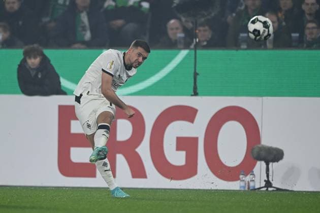 Kevin STOEGER (Stöger, MG) Aktion, Einzelaktion, Fussball, DFB Pokal, 2. Hauptrunde, Borussia Moenchengladbach (MG) - Karlsruher SC (KA) 3-1 am 28.10.2025 im Borussiapark Moenchengladbach Deutschland. DFL regulations prohibit any use of photographs as image sequences and or quasi-video Â
