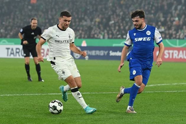 Kevin STOEGER (Stöger, MG) gegen Lilian EGLOFF (KA) Aktion, Zweikampf, Fussball, DFB Pokal, 2. Hauptrunde, Borussia Moenchengladbach (MG) - Karlsruher SC (KA) 3-1 am 28.10.2025 im Borussiapark Moenchengladbach Deutschland. DFL regulations prohibit any use of photographs as image sequences and or quasi-video Â
